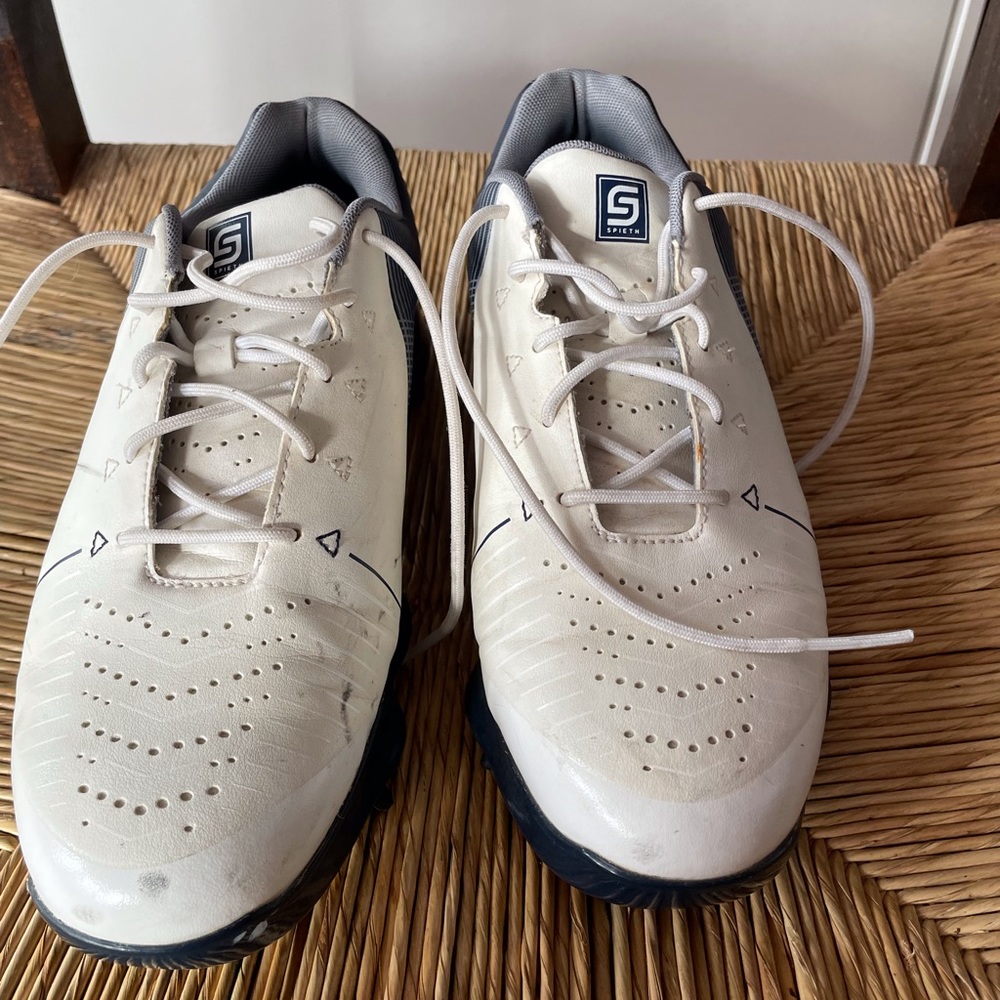 Boy golf shoes size 6Y. Used. Have scuff marks please see pictures.